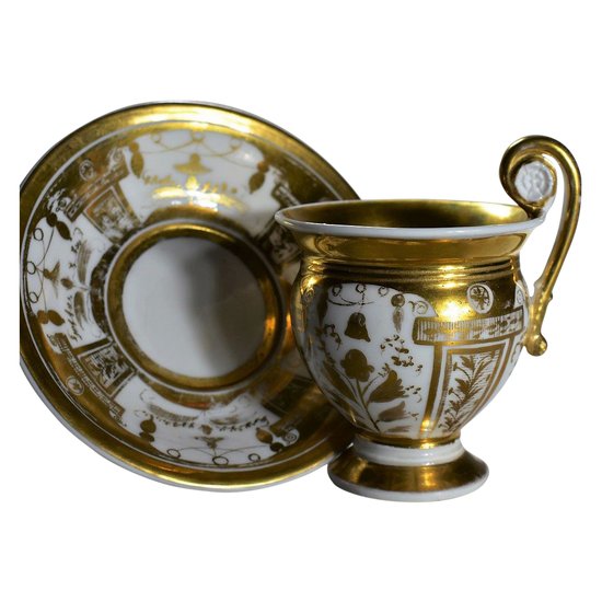 Tazza e piattino in porcellana di Parigi. Periodo di restauro