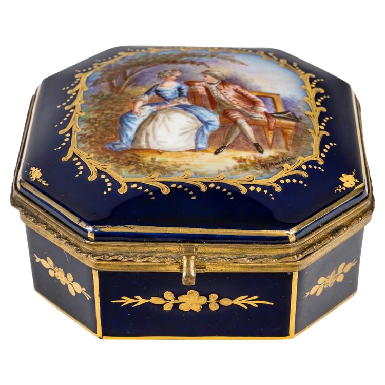 Eine Garnitur Aus Vergoldeter Bronze Und Weißem Marmor; 19.