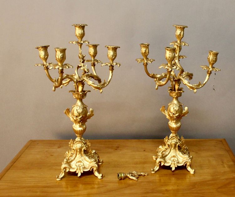Coppia di candelieri in bronzo stile Rocaille