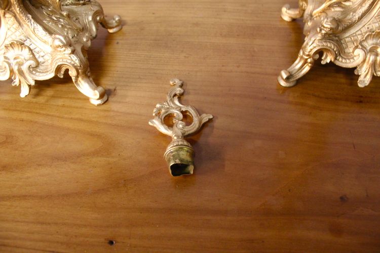 Coppia di candelieri in bronzo stile Rocaille