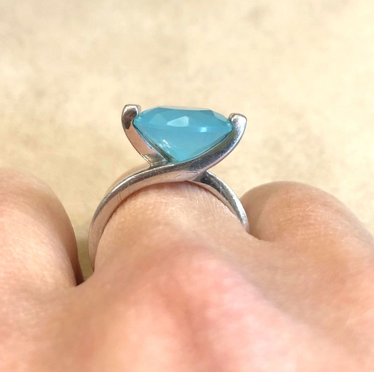 Anello in argento con pietra blu