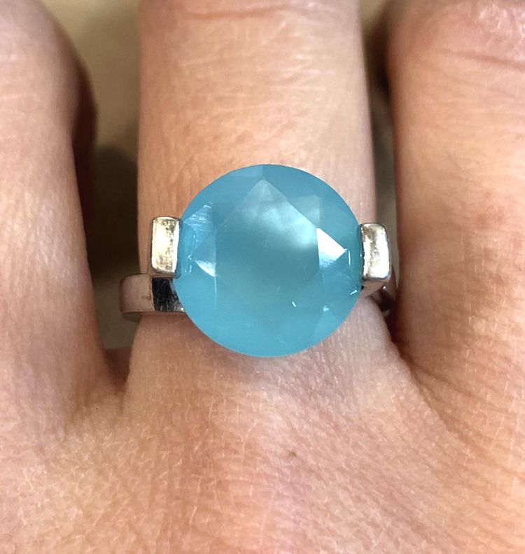 Anello in argento con pietra blu