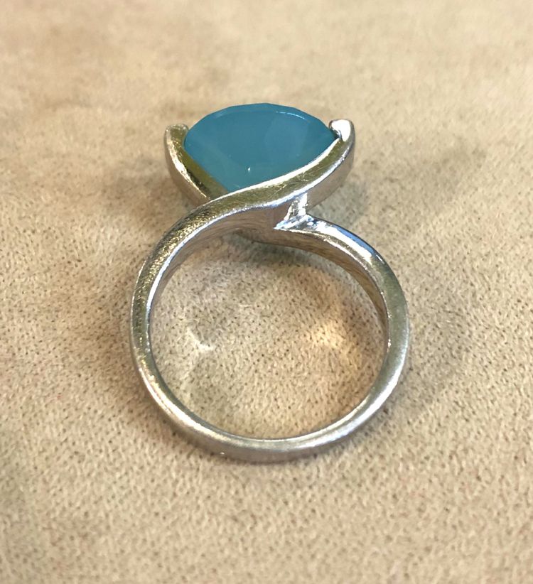 Anello in argento con pietra blu