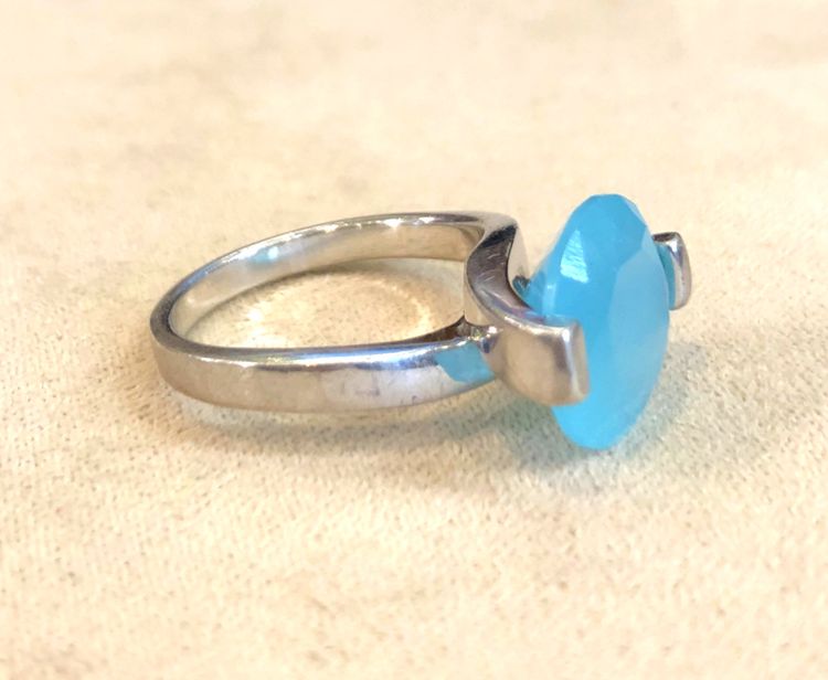 Anello in argento con pietra blu