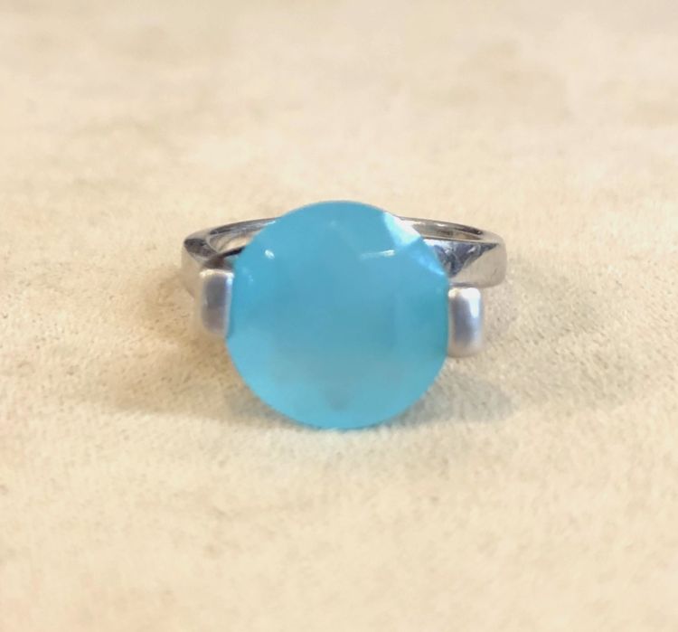 Anello in argento con pietra blu