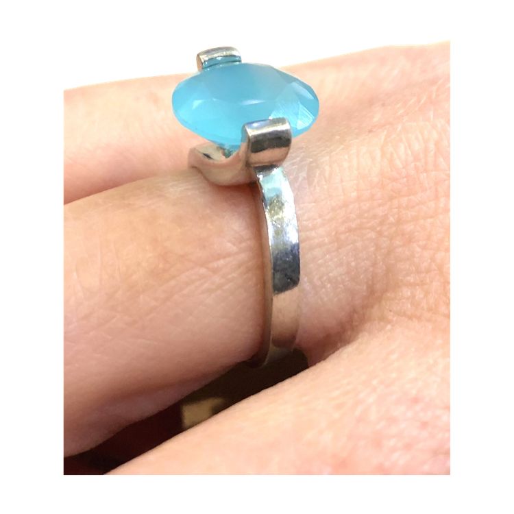Anello in argento con pietra blu