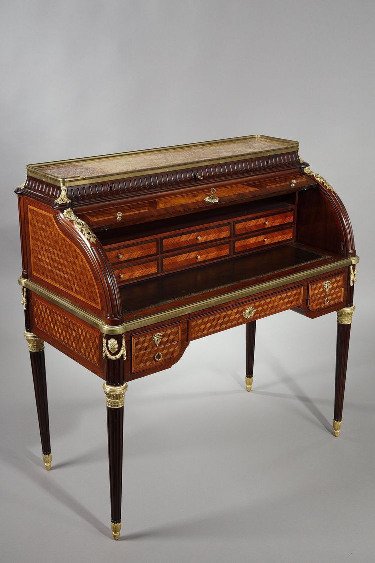 Bureau à cylindre de style Louis XVI en marqueterie et bronzes dorés, fin XIXe siècle