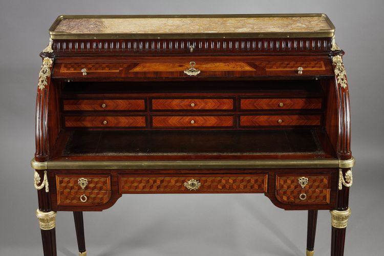 Bureau à cylindre de style Louis XVI en marqueterie et bronzes dorés, fin XIXe siècle