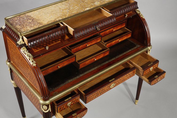 Bureau à cylindre de style Louis XVI en marqueterie et bronzes dorés, fin XIXe siècle