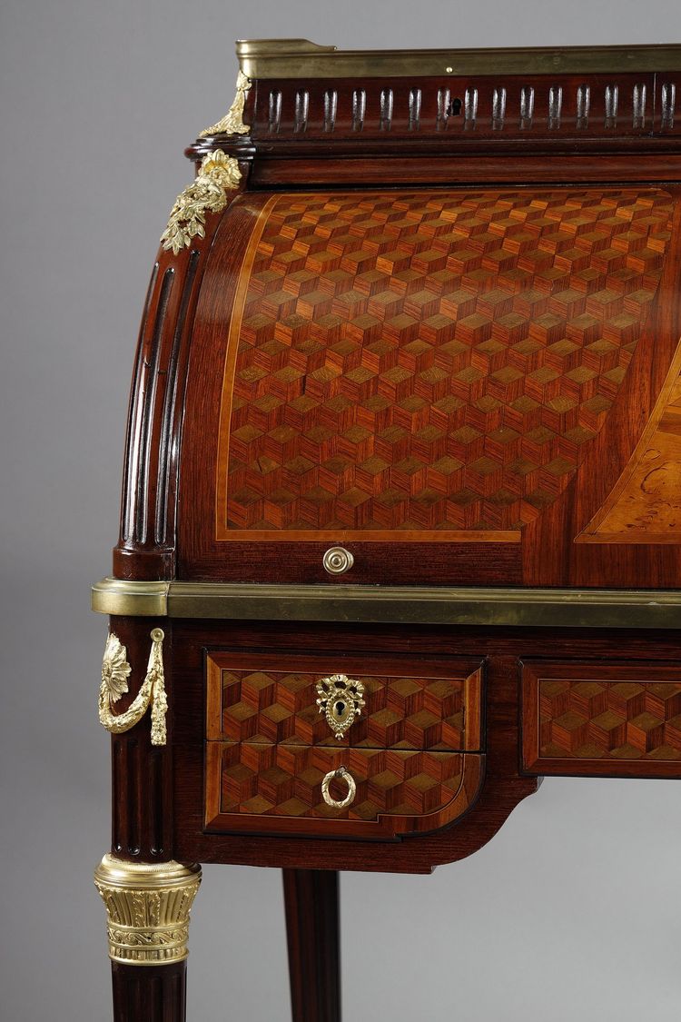 Bureau à cylindre de style Louis XVI en marqueterie et bronzes dorés, fin XIXe siècle