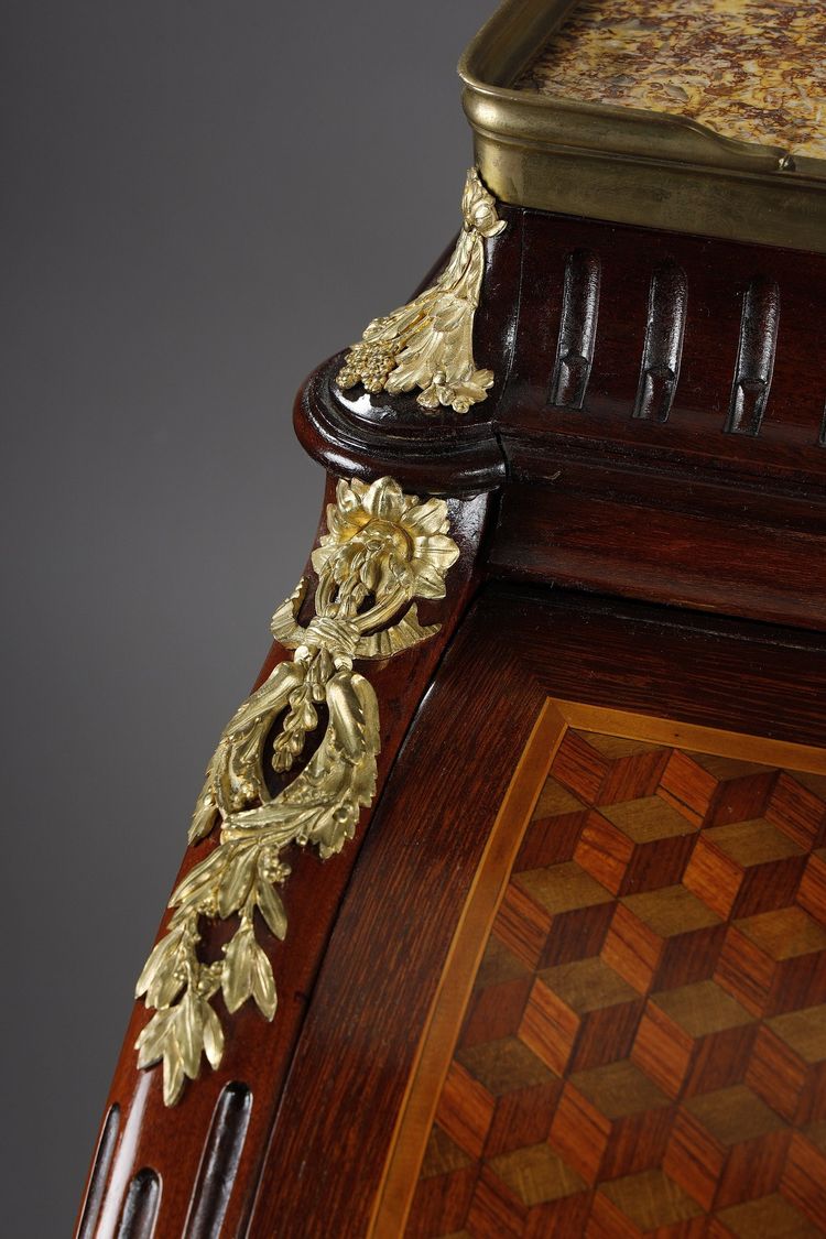 Bureau à cylindre de style Louis XVI en marqueterie et bronzes dorés, fin XIXe siècle