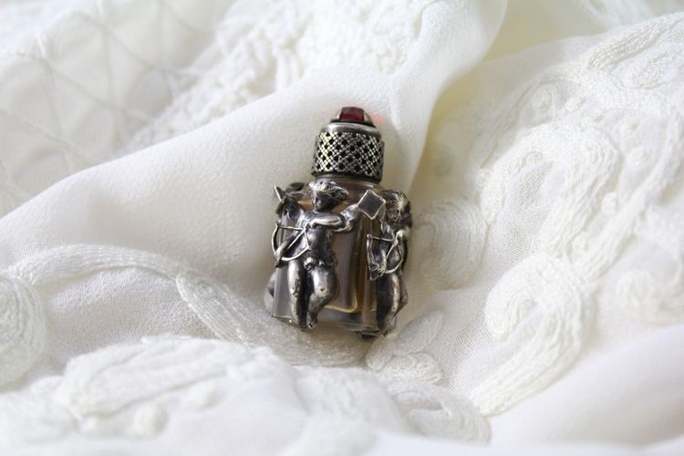 Flacon à parfum miniature en verre et monture en argent "Cupidon" fin 19ème siècle