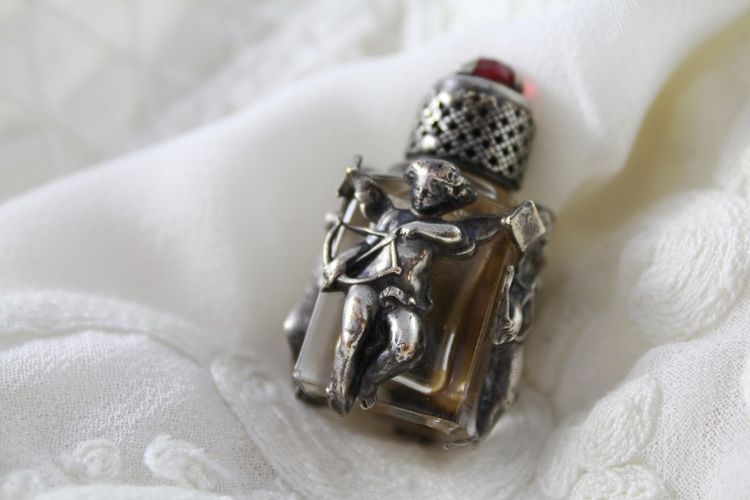 Flacon à parfum miniature en verre et monture en argent "Cupidon" fin 19ème siècle