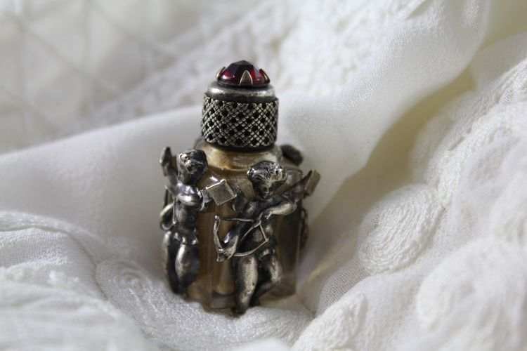 Flacon à parfum miniature en verre et monture en argent "Cupidon" fin 19ème siècle