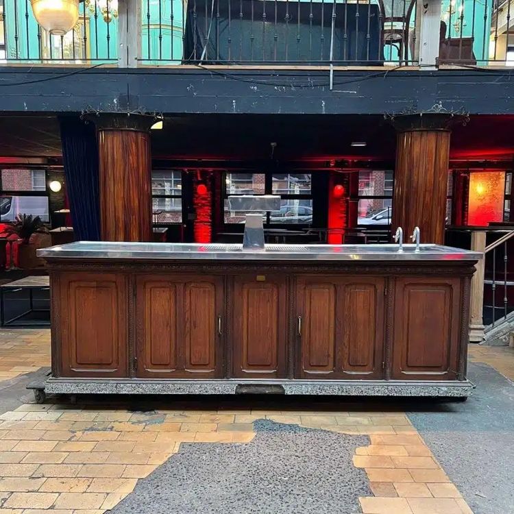 Bancone bar in rovere con piano in acciaio inox