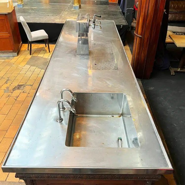 Bancone bar in rovere con piano in acciaio inox