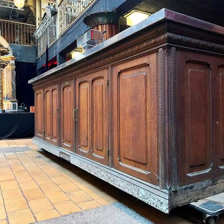 Bancone bar in rovere con piano in acciaio inox