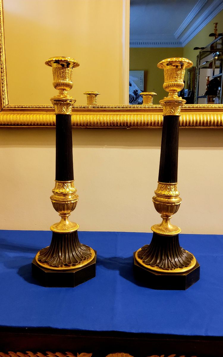 Coppia di antichi candelabri a colonna in bronzo con doppia patina, XIX secolo 