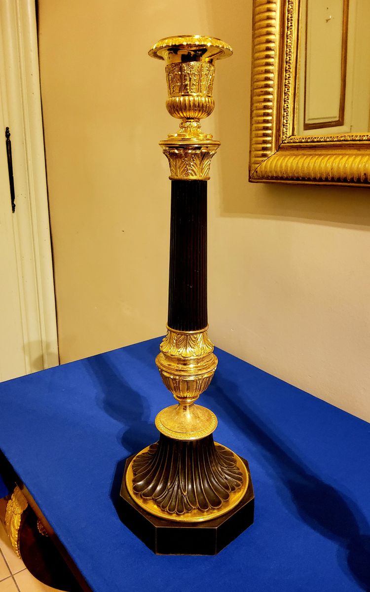 Coppia di antichi candelabri a colonna in bronzo con doppia patina, XIX secolo 