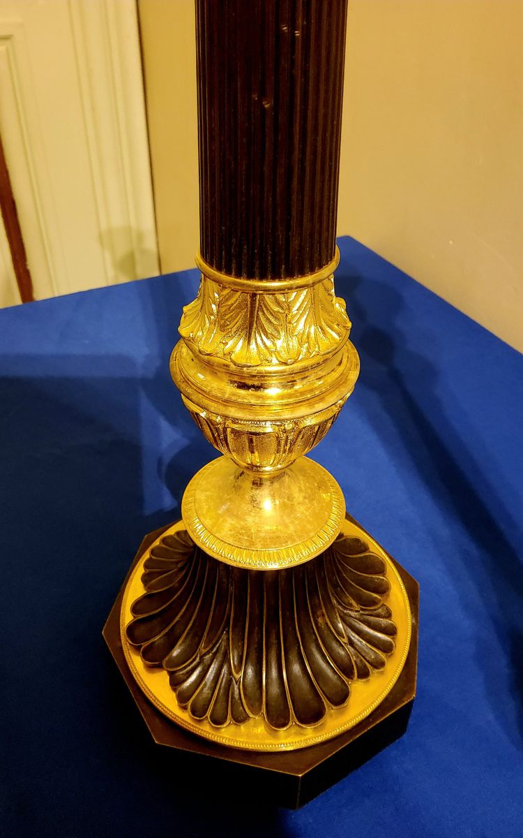 Coppia di antichi candelabri a colonna in bronzo con doppia patina, XIX secolo 