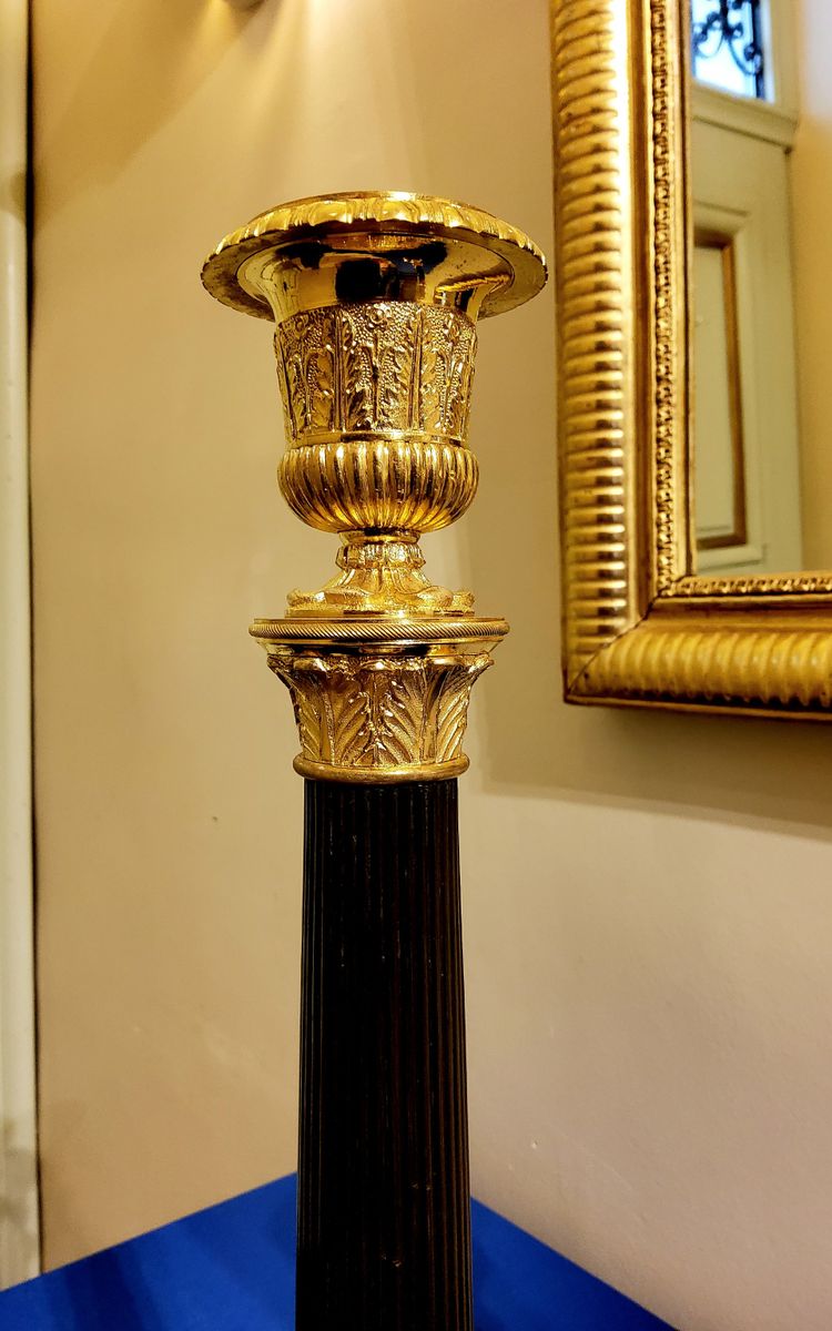 Coppia di antichi candelabri a colonna in bronzo con doppia patina, XIX secolo 