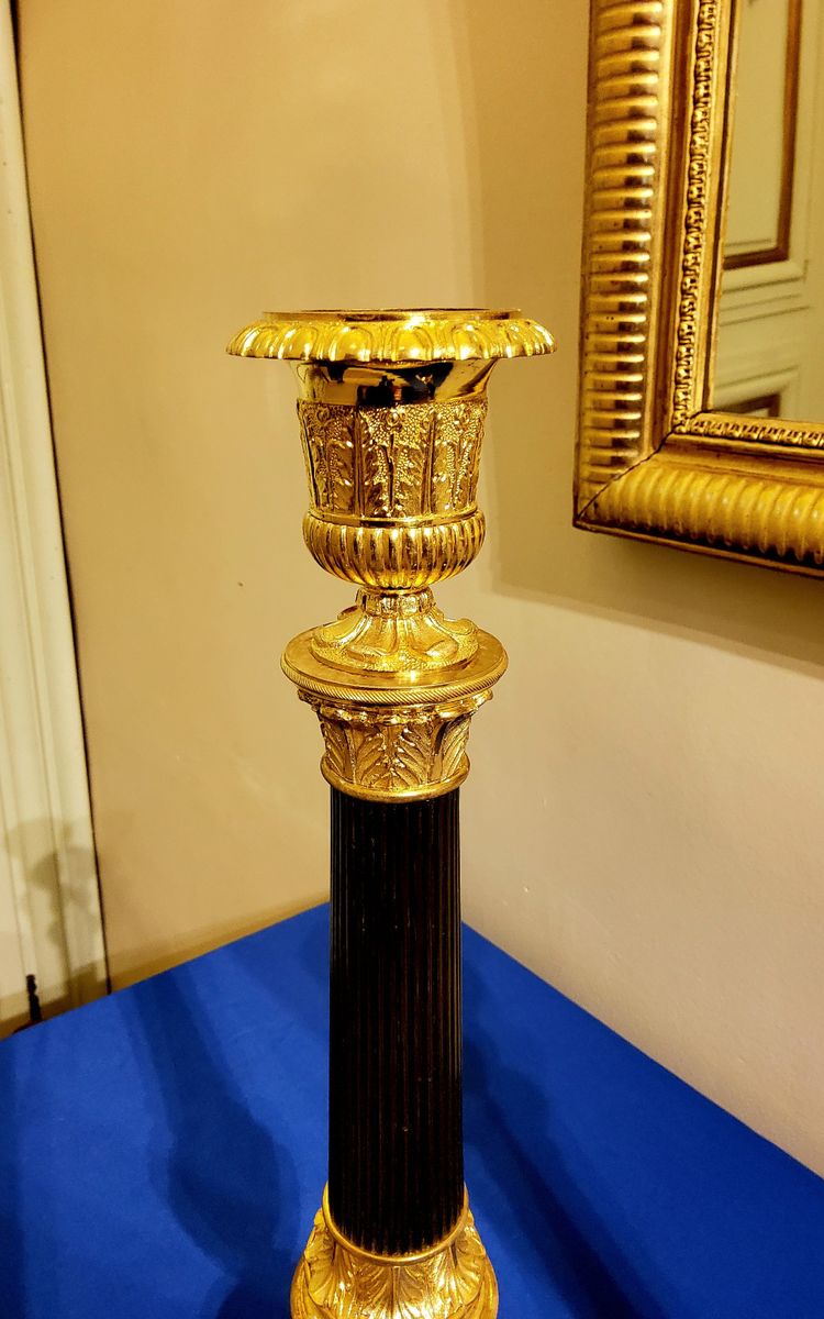Coppia di antichi candelabri a colonna in bronzo con doppia patina, XIX secolo 