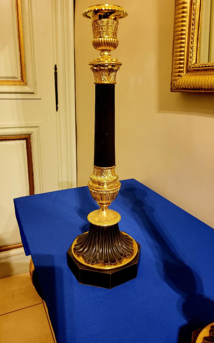 Coppia di antichi candelabri a colonna in bronzo con doppia patina, XIX secolo 