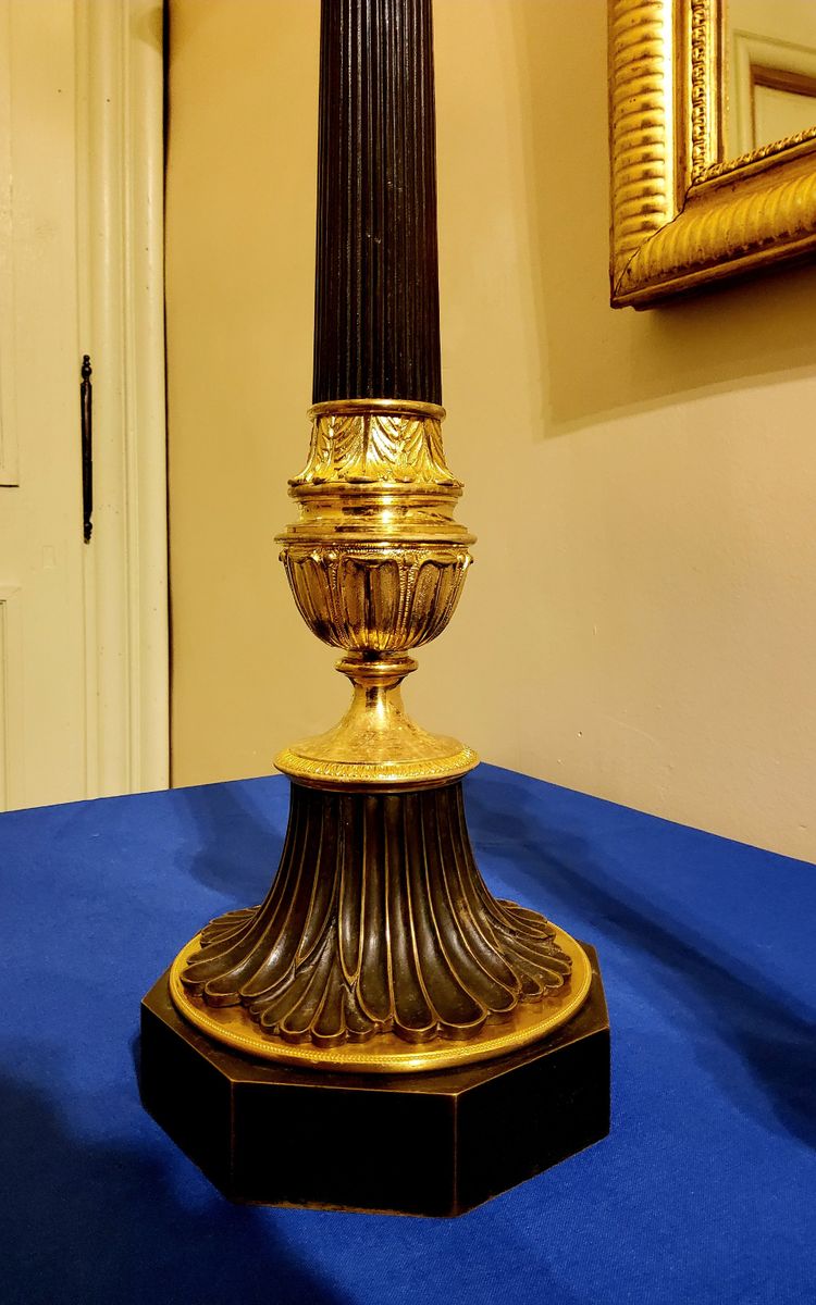 Coppia di antichi candelabri a colonna in bronzo con doppia patina, XIX secolo 
