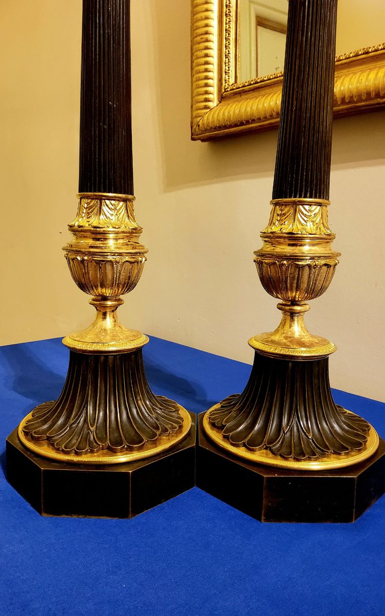 Coppia di antichi candelabri a colonna in bronzo con doppia patina, XIX secolo 