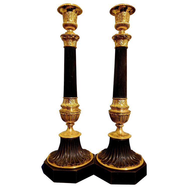 Coppia di antichi candelabri a colonna in bronzo con doppia patina, XIX secolo 
