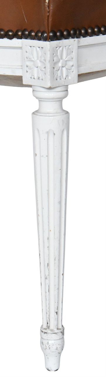 Set di 8 sedie in stile Luigi XVI in legno laccato bianco e rivestimento in pelle marrone