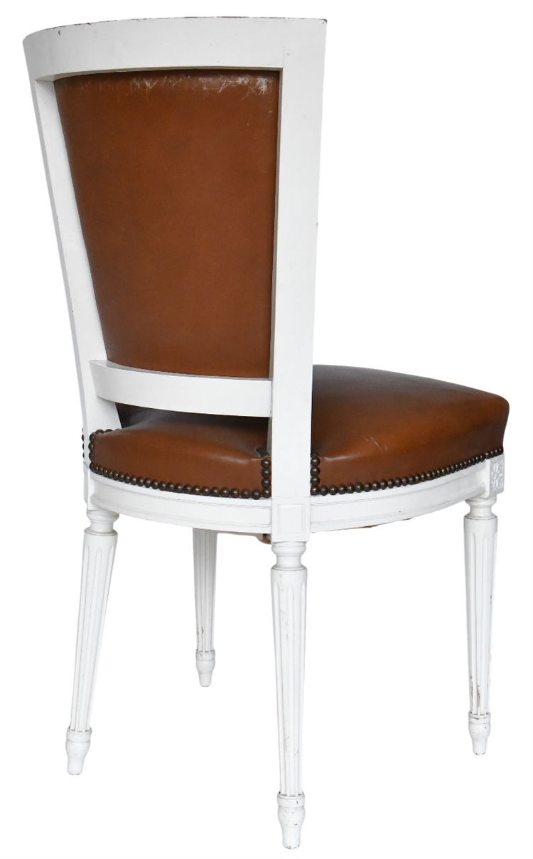 Set di 8 sedie in stile Luigi XVI in legno laccato bianco e rivestimento in pelle marrone