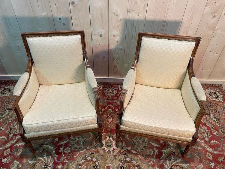 Paire de bergères de style Louis XVI