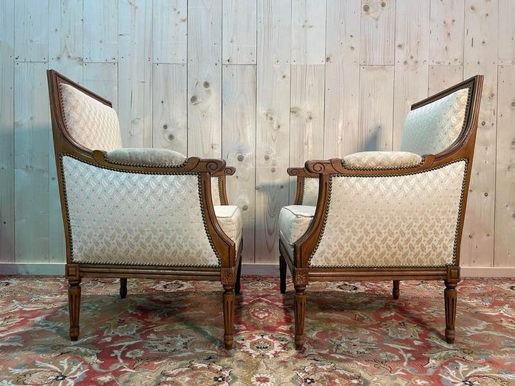 Paire de bergères de style Louis XVI