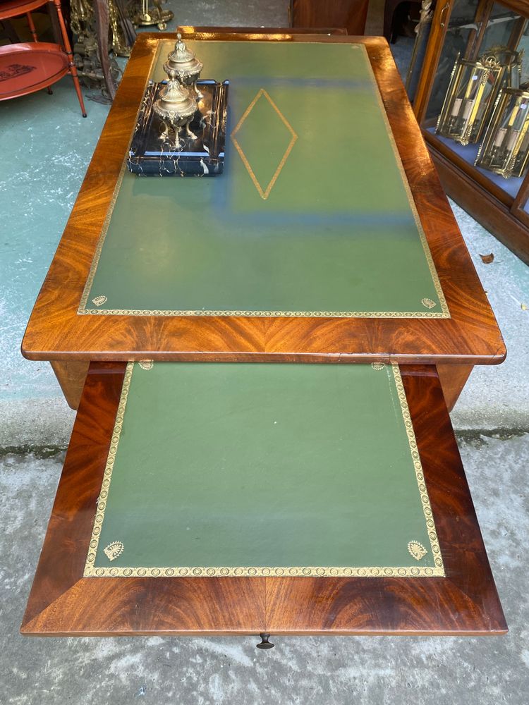 Restoration period mahogany desk in mahogany and leather, Jacob legs, 19th century