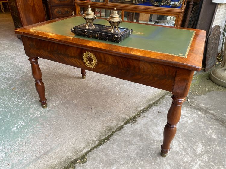 Restoration period mahogany desk in mahogany and leather, Jacob legs, 19th century