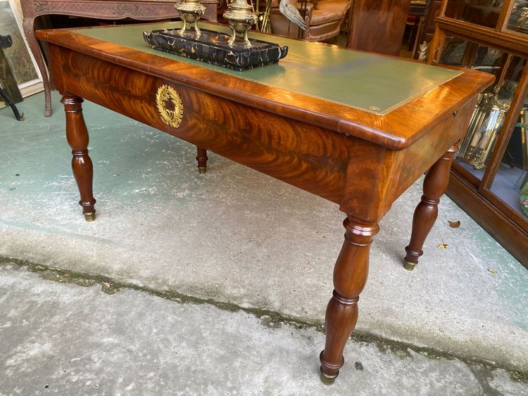 Restoration period mahogany desk in mahogany and leather, Jacob legs, 19th century