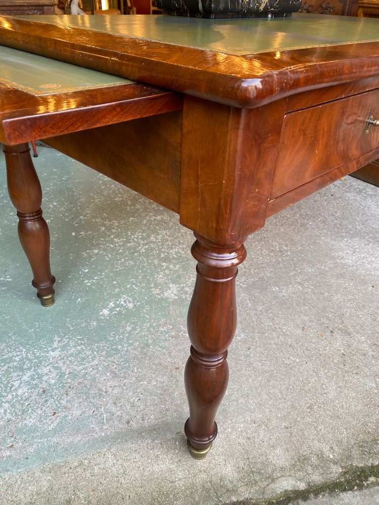 Restoration period mahogany desk in mahogany and leather, Jacob legs, 19th century