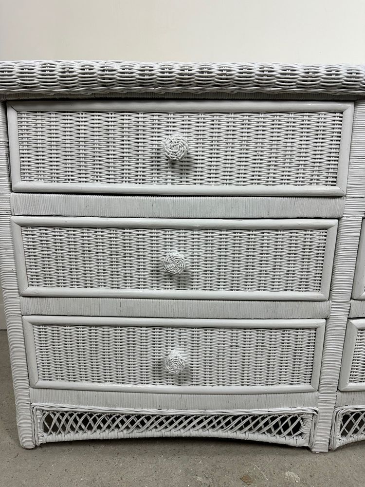 Commode galbée en rotin tressé blanc 1980'S