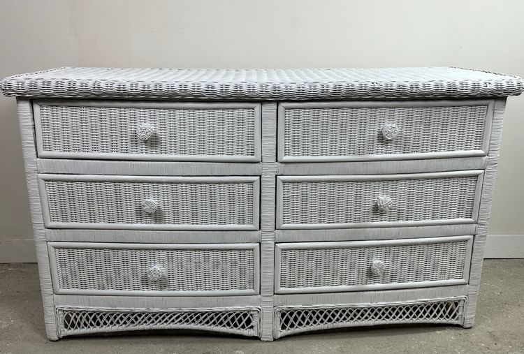 Commode galbée en rotin tressé blanc 1980'S