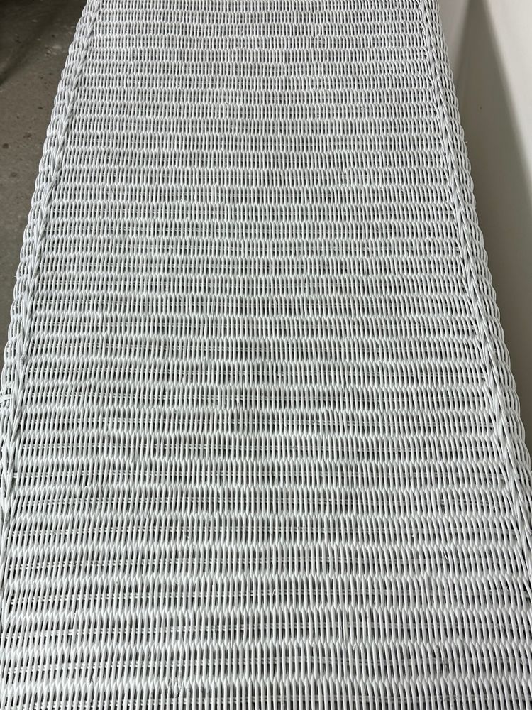Commode galbée en rotin tressé blanc 1980'S