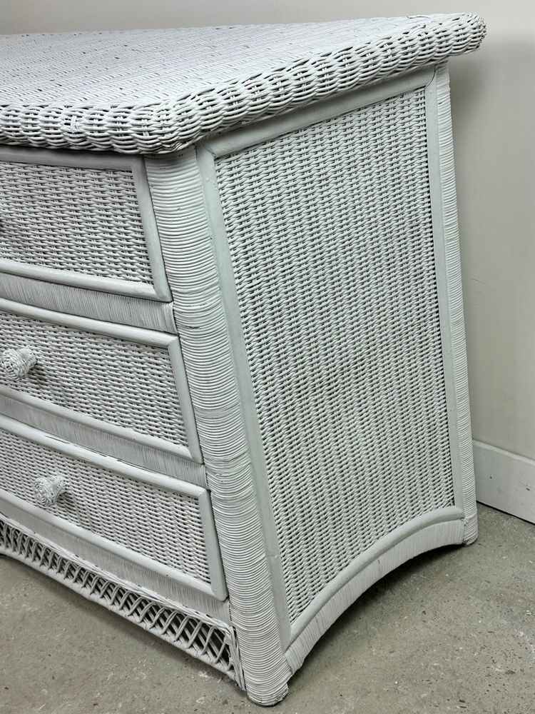 Commode galbée en rotin tressé blanc 1980'S