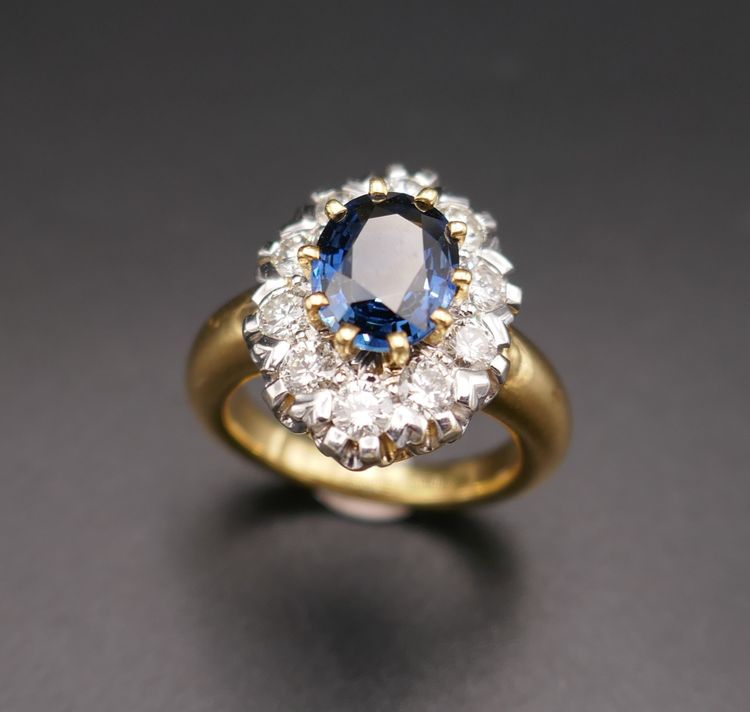 Anello con zaffiro da 1,95 carati e diamante da 1 carato, oro giallo 18 carati.