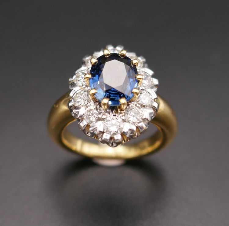 Anello con zaffiro da 1,95 carati e diamante da 1 carato, oro giallo 18 carati.