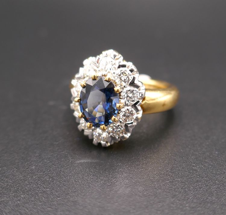 Anello con zaffiro da 1,95 carati e diamante da 1 carato, oro giallo 18 carati.