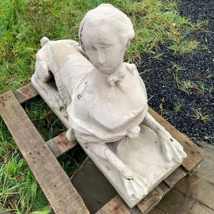 Coppia di statue Chimera in pietra ricostruita nello stile del XIX secolo