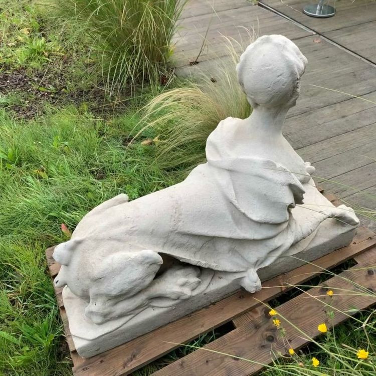 Coppia di statue Chimera in pietra ricostruita nello stile del XIX secolo