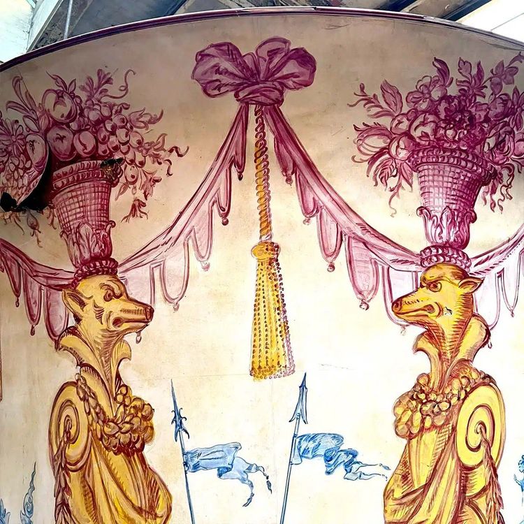 Vase-shaped theater sets