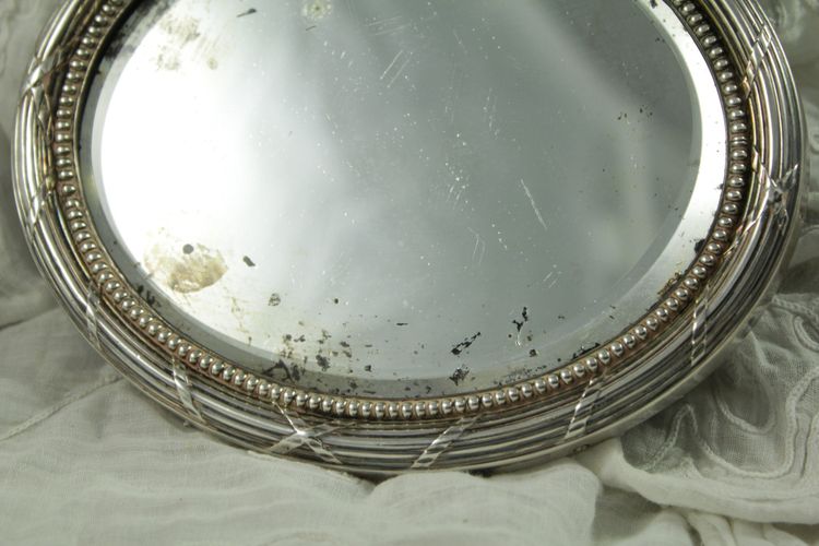 Petit miroir ovale biseauté avec monture en argent massif vers 1900
