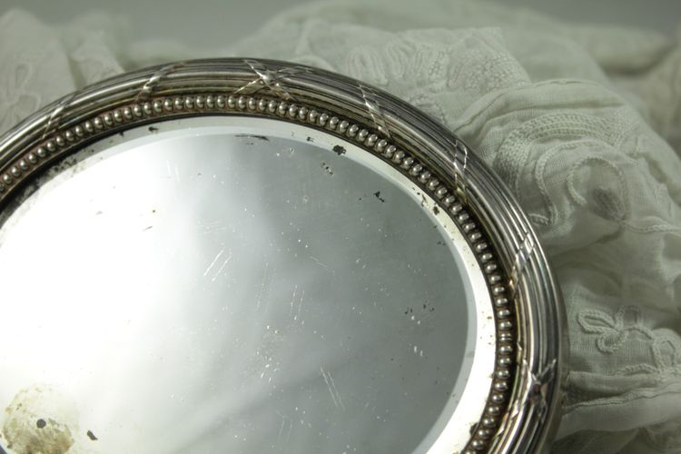 Petit miroir ovale biseauté avec monture en argent massif vers 1900
